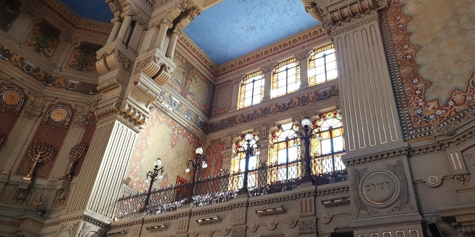 Design walls and glass windows the Great Synagogue of Rome