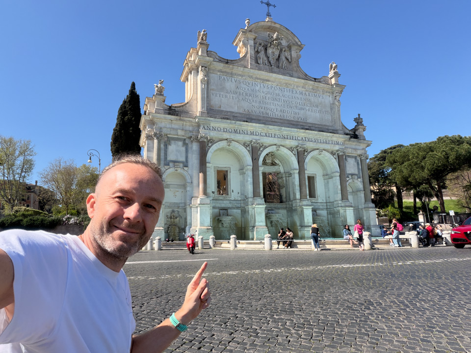 Artur Jakucewicz in front of the Fontana dell'Acqua Paola fountain on the Janiculum Hill, Rome