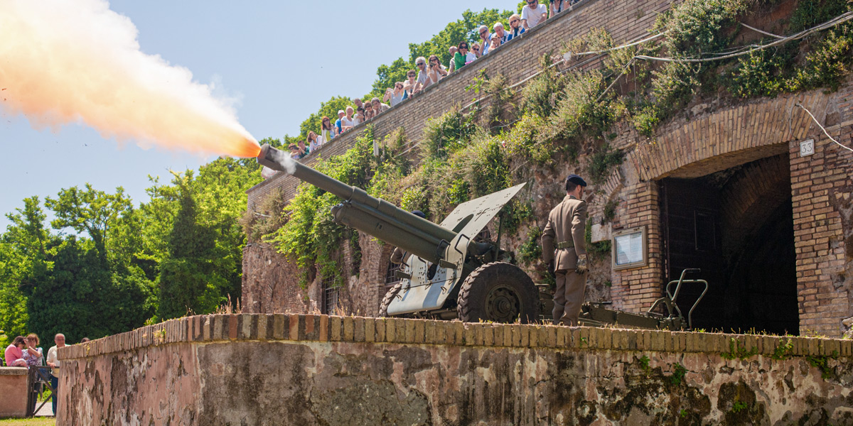 Cannone del Gianicolo firing its daily blank round below Piazzale Garibaldi