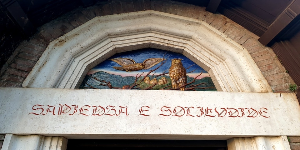house of the owls outside
