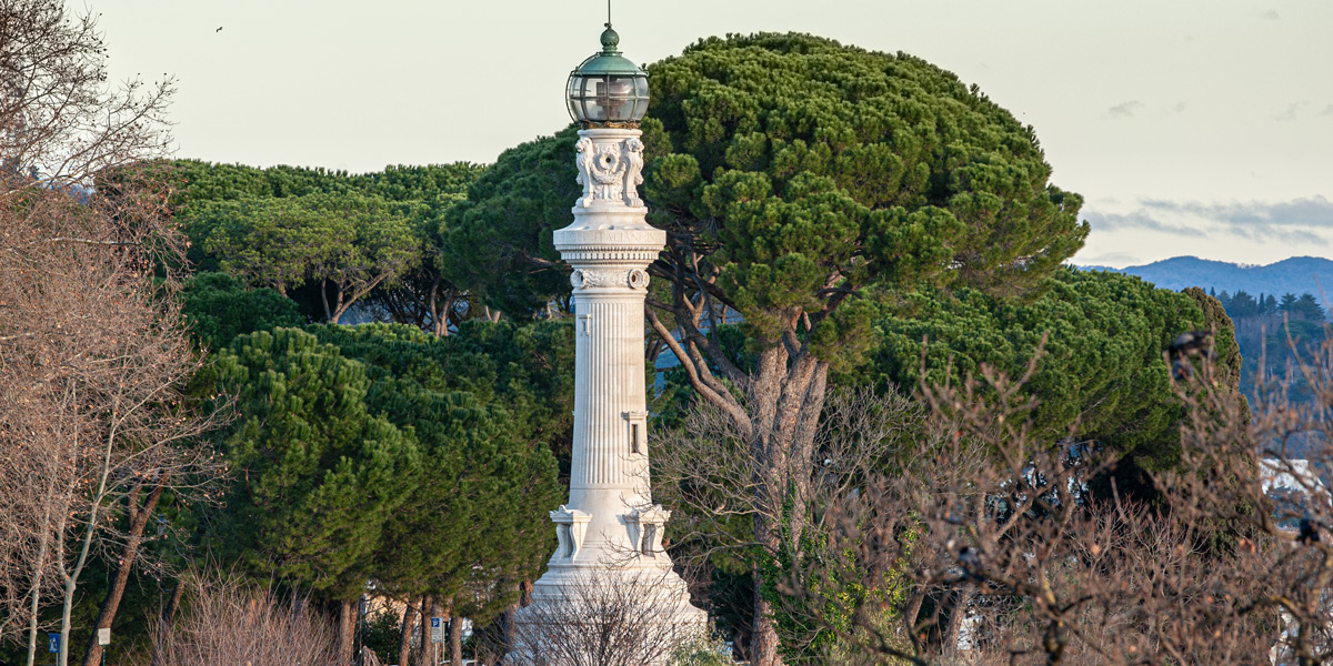 Faro del Gianicolo photographed through a telephoto lens from Piazzale Garibaldi