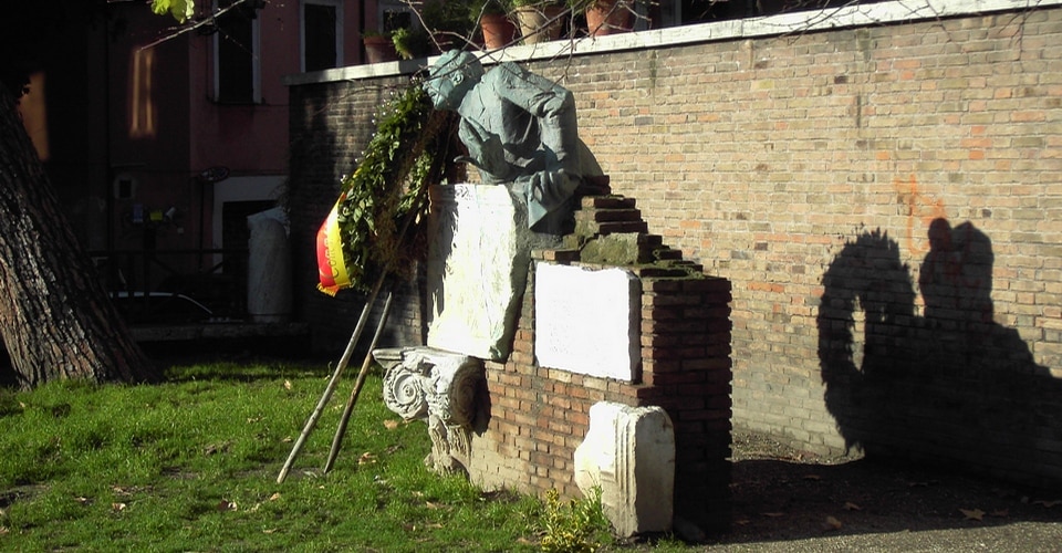 Bronze monument to the poet Trilussa by Lorenzo Ferri (1954) in Piazza Trilussa, Trastevere, Rome Bronze monument to the poet Trilussa by Lorenzo Ferri (1954) in Piazza Trilussa, Trastevere, Rome