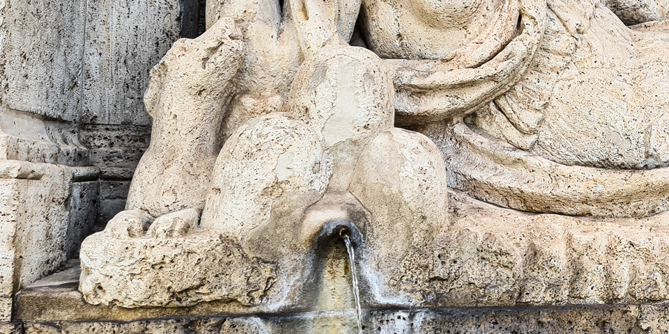 triple mount heraldic reference to Pope Sixtus V Peretti Diana Fountain Rome